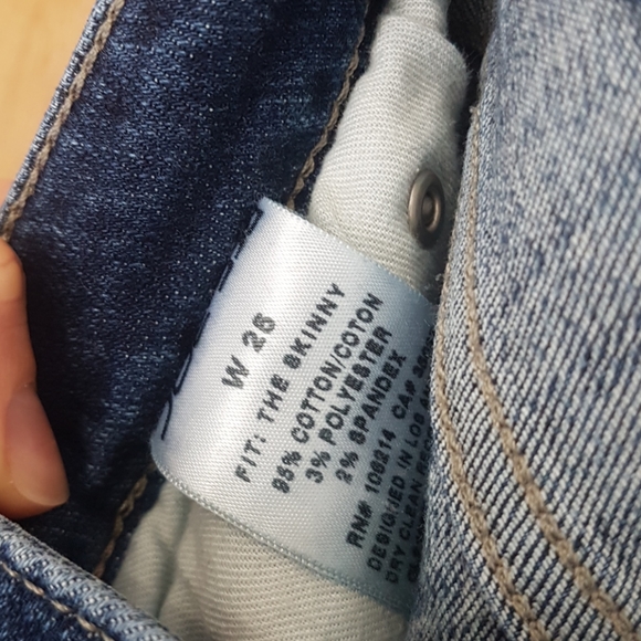 Blue medium wash skinny jean. - Picture 4 of 6